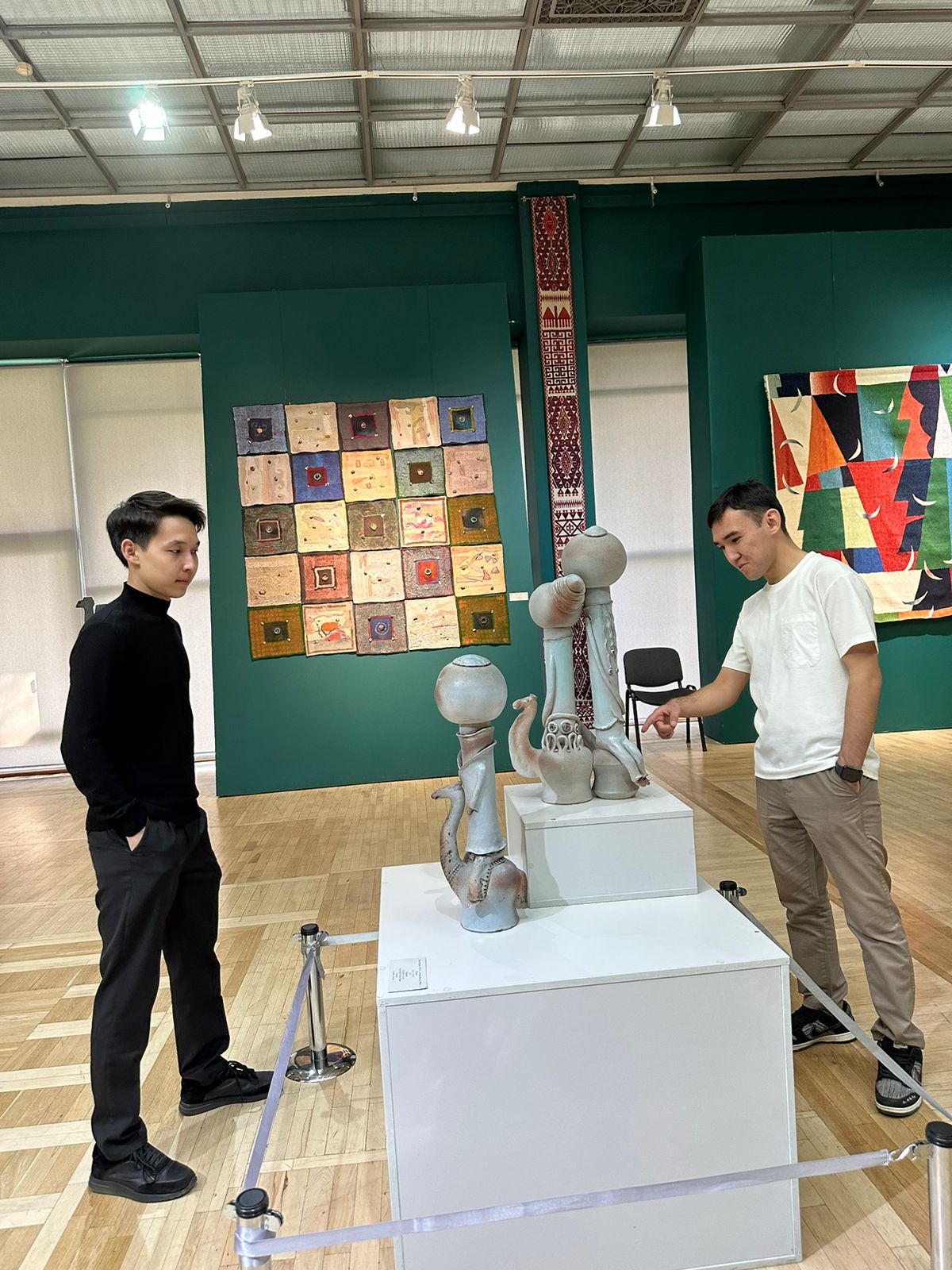 students visited the anniversary retrospective exhibition of Vladimir Kireev “Meeting”